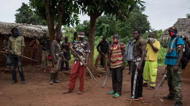 Des combattants anti-balaka patrouillent à Gambo, près de Bangassou, dans sud-est de la Centrafrique.