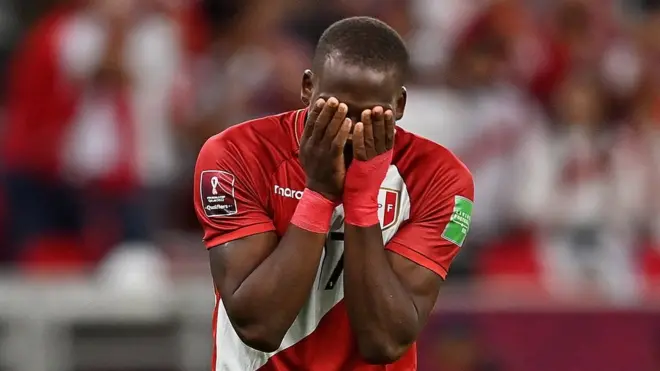 Luis Advíncula falló su cobro desde los 11 pasos.