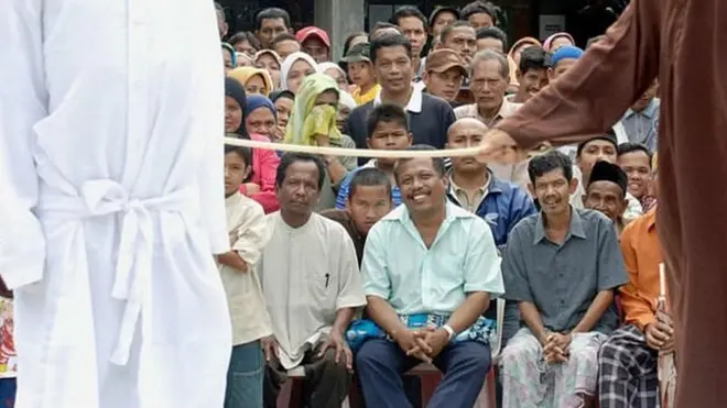 Hukum cambuk di Aceh dilakukan di hadapan warga.