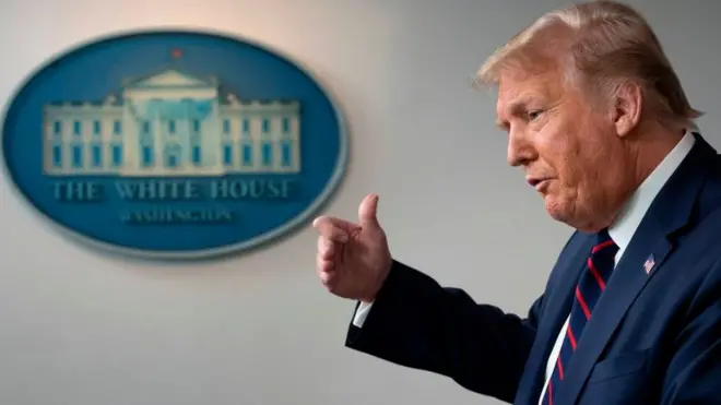 Durante su intervención, Trump hizo comentarios breves y centrados y evitó pelearse con los periodistas.