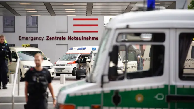 Полиция возле клиники "Шарите", куда госпитализирован Алексей Навальный