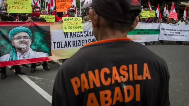 Massa yang tergabung dalam Aliansi Warga Kota Solo Menolak Rizieq Shihab melakukan aksi unjuk rasa di Gladak, Solo, Jawa Tengah, Sabtu (21/11).