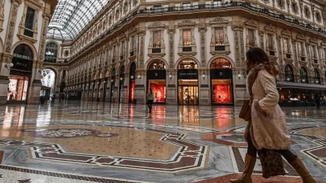 වෙනදා සංචාරකයන්ගෙන් පිරී ගිය මිලාන්හි Vittorio Emanuele II galleria සාප්පු සංකීර්ණය