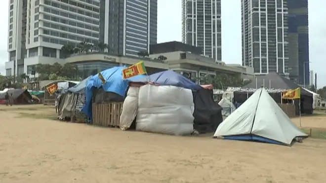 ''අපි හෙට යන්නේ නෑ...පොලිස් නියෝගයට අපි යටත් වෙන්නේ නෑ.''