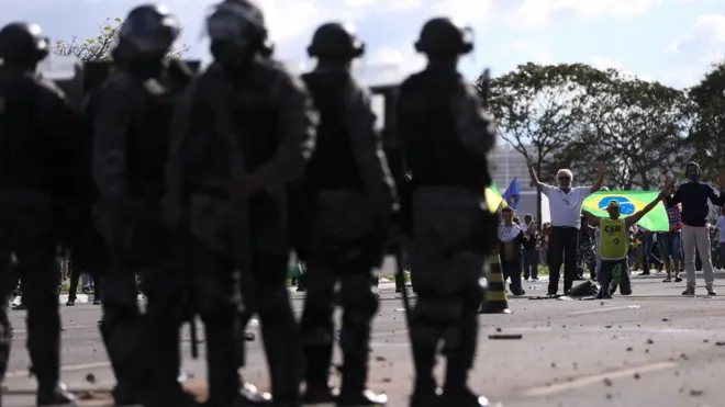 Forças de segurança durante protesto em Brasília nesta quarta-feira