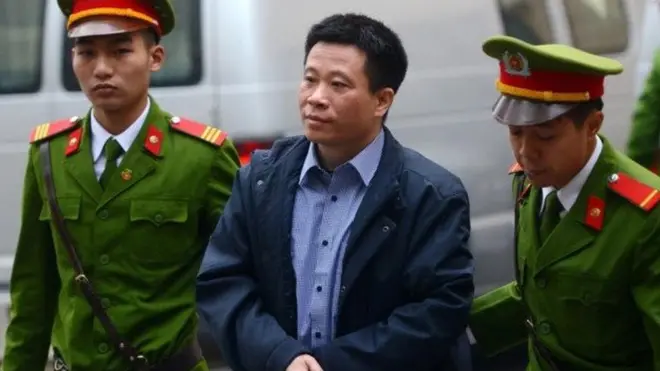 Truyền thông Việt Nam đăng cáo buộc, ông Hà Văn Thắm (giữa) và các đồng phạm "gây thiệt hại cho Oceanbank gần 2.000 tỷ đồng"