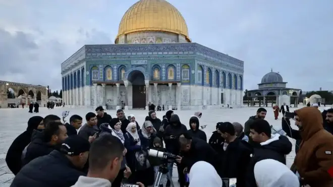 فلسطينيون يستطلعون هلال شهر رمضان من أمام مسجد قبة الصخرة في القدس