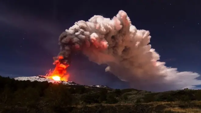 ภูเขาไฟเอตนาเป็นที่สนใจของทั้งนักวิทยาศาสตร์และนักท่องเที่ยวเพราะเกิดการปะทุขึ้นบ่อยครั้ง