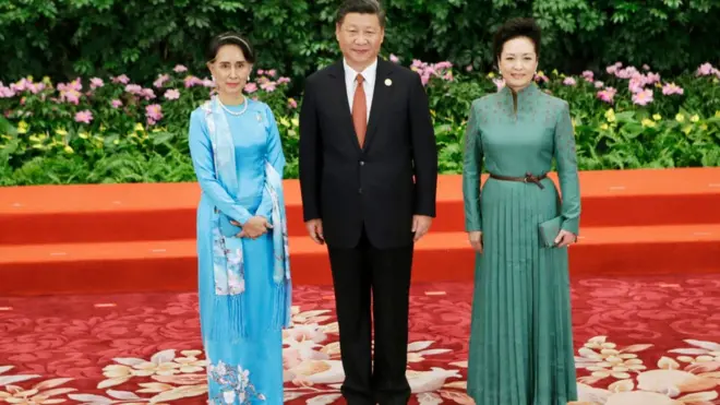 Bà Aung San Suu Kyi, lãnh đạo Myanmar cùng vợ chồng chủ tịch Tập Cận Bình tại đại lễ liên quan đến dự án Vành đai và Con đường ở Bắc Kinh tháng 5/2017