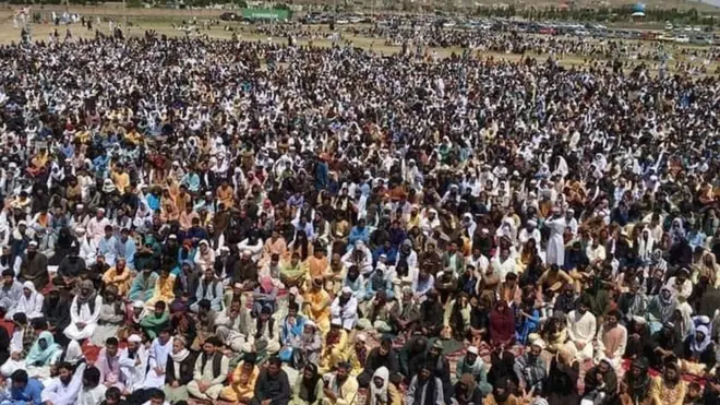 با وجود وضع محدودیت تردد در این گردهمایی هزاران نفر بدون حفظ فاصله اجتماعی در کنار هم قرار گرفته‌اند