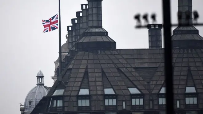 برطانوی پرچیم سوگ میں سرنگوں