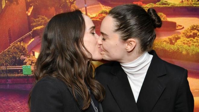 Ellen Page (izq.) besa a su pareja Emma Portner durante el lanzamiento de "Tale of the City"