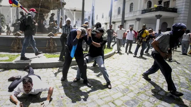 Para pendukung pemerintah Venezuela menyerbu masuk gedung parlemen dan memukuli anggota DPR.