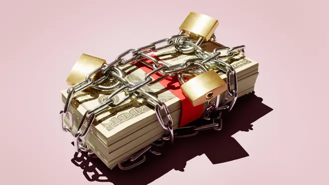 El "supercepo" aplicado por Alberto Fernández es la más reciente medida que busca limitar el acceso de los argentinos al dólar.