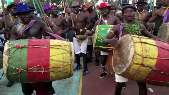 Toupouri men drumming