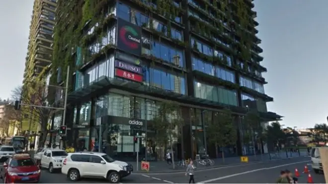 Klinik tersebut berada dalam gedung Central Park Mall, dekat stasiun utama Sydney.