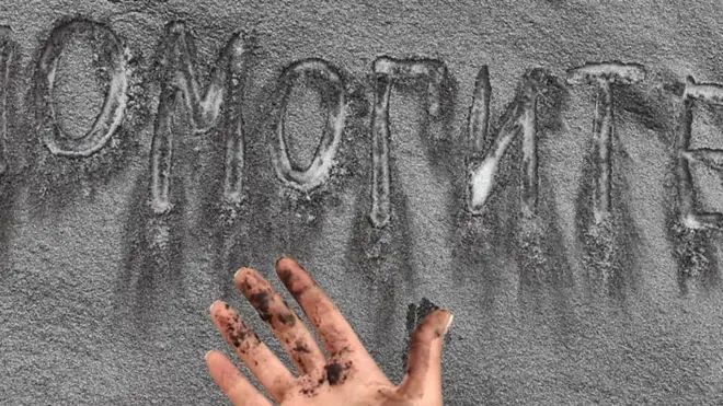 Надпись "помогите" на черном снегу