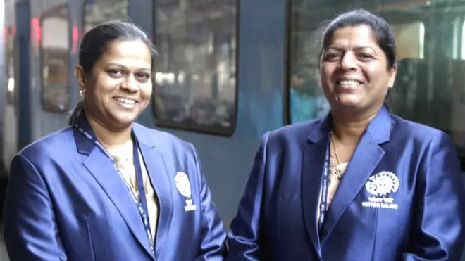 શતાબ્દી એક્સપ્રેસમાં મહિલા ટિકિટ ચેકર માનસી દલવી (જમણે) અને શીતલ સકરુ (ડાબે)