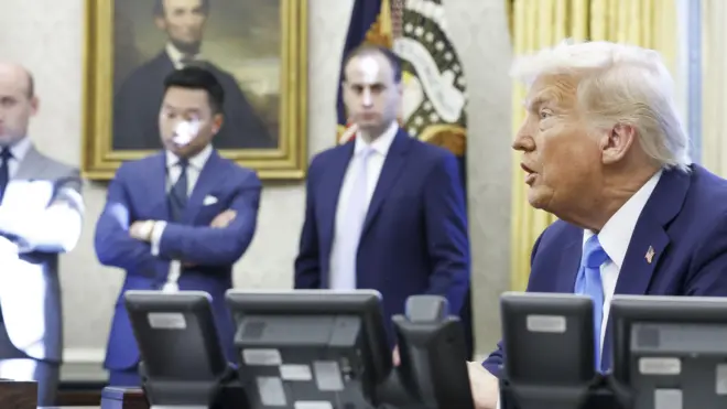 သမ္မတအမိန့်တွေကို အိမ်ဖြူတော်က သူ့ရုံးခန်းမှာ လက်မှတ်ရေးထိုးချိန် သတင်းထောက်တွေနဲ့ စကားပြောနေတဲ့ အမေရိကန်သမ္မတ ဒေါ်နယ်ထရမ့်