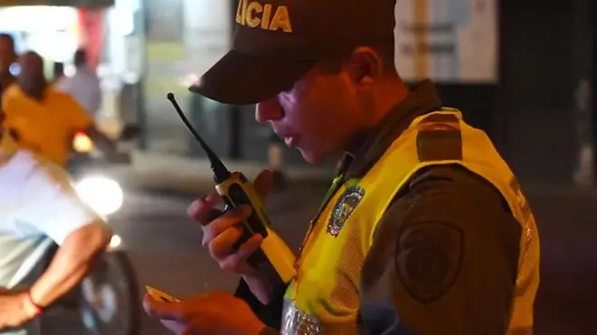 شرطة مكافحة المخدرات الكولومبية تشن حربا شرسة مع منتجي ومهربي المخدرات. ويزداد تهريب المخدرات بازدياد الطلب عليها في أوروبا والولايات المتحدة.