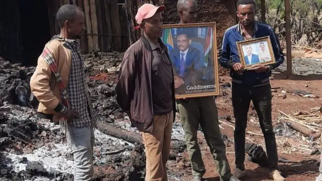 ስድራቤት መወትቲ ስእሊ ዝሞቱ ስድርኦም ሖዞም ኣብ ፊት እቲ ዝተቃጸለ ገዝኦም ኮይኖም