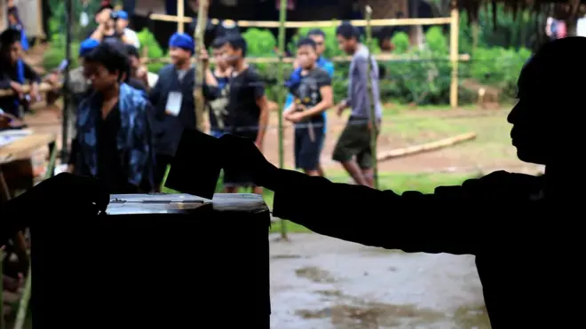 Seorang pengamat mengatakan susah memahami bagaimana pemilih mendukung calon di Pilkada yang tersangkut kasus korupsi.