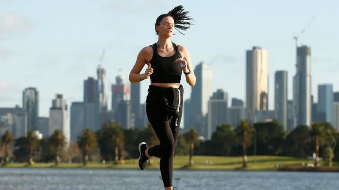 ऑस्ट्रेलिया के मेलबर्न में दौड़ती एक महिला