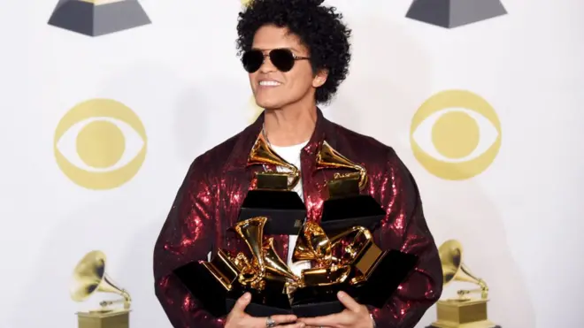 Співак Бруно Марс отримав 6 статуеток, і ще одну - його команда