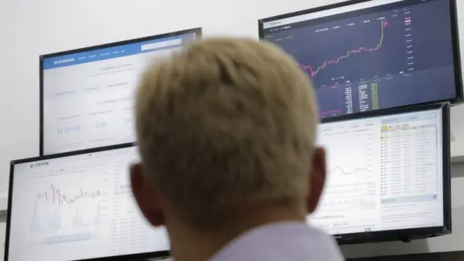 عملة بيتكوين استطاعت أن تتجاوز حاجز خمسة آلاف دولار في التعاملات لفترة وجيزة من الوقت قبل أن تبدأ في الانخفاض