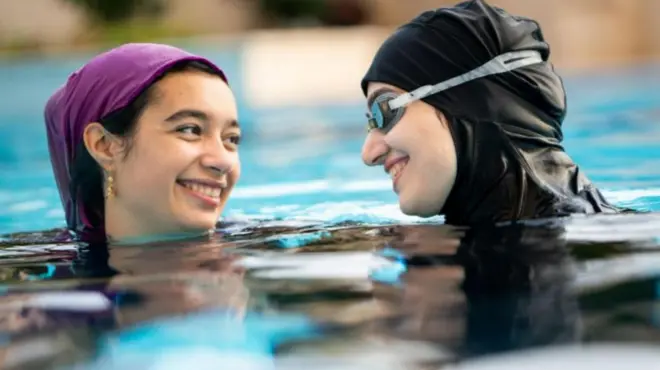 स्वीमिंग पूलमध्ये दोन मुस्लीम महिला