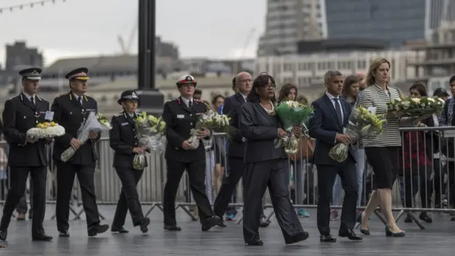 Londra'da düzenlenen saldırıda hayatını kaybedenleri anmak için tören düzenlendi