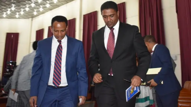 የቀድሞው የጠቅላይ ሚኒስቴር ፅህፈት ቤት ኃላፊ አቶ ፍፁም አረጋና አዲሱ የጠቅላይ ሚኒስቴር ጽህፈት ቤት ኃላፊ አቶ ሽመልስ አብዲሳ