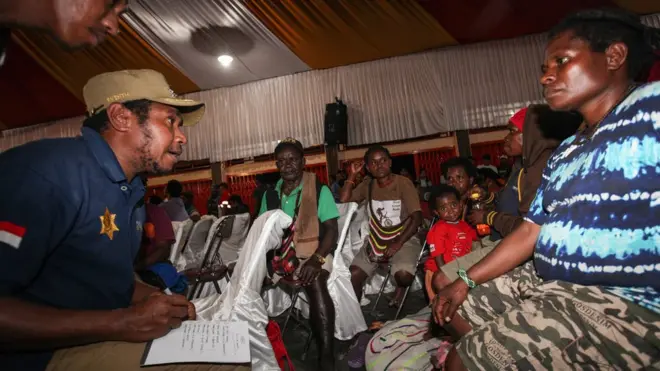 Sekitar 500 warga dibebaskan setelah diisolasi oleh kelompok bersenjata, kata juru bicara Polda Papua.