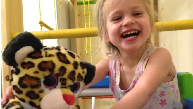 Дворічна Єва з плюшевим леопардом