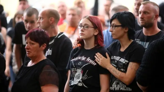 Собравшиеся помянули погибшего минутой молчания на детской площадке, где произошел инцидент