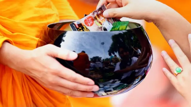 Tại Miến Điện hiến đồ ăn và tiền chủ yếu là cho nhà chùa.