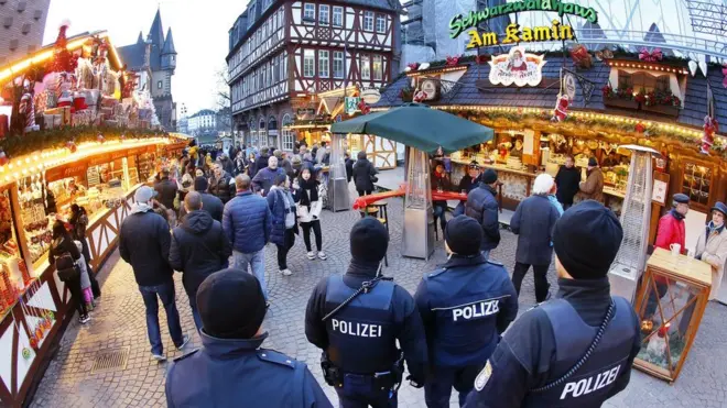 Полицейские патрулируют рождественскую ярмарку во Франкфурте