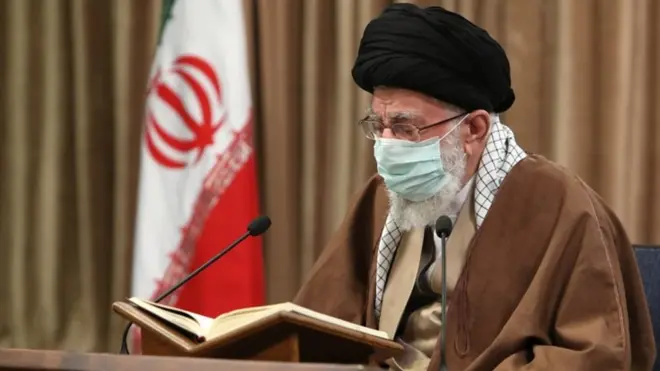 المرشد الأعلى الإيراني آية الله علي خامنئي يقرأ القرآن خلال اجتماع بمناسبة اليوم الأول من شهر رمضان في طهران