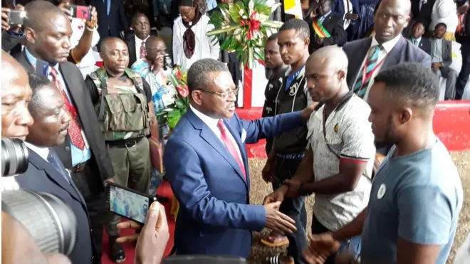 Cameroon Prime Minister dey receive four separatist fighters wey surrender for Kumba on Thursday