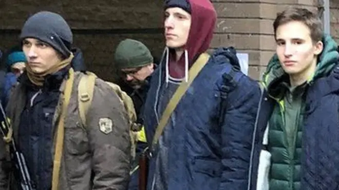 सबसे बायीं तरफ़ मैक्सीम, हरे जैकेट में दिमित्रो के साथ दूसरे वॉलेंटियर्स