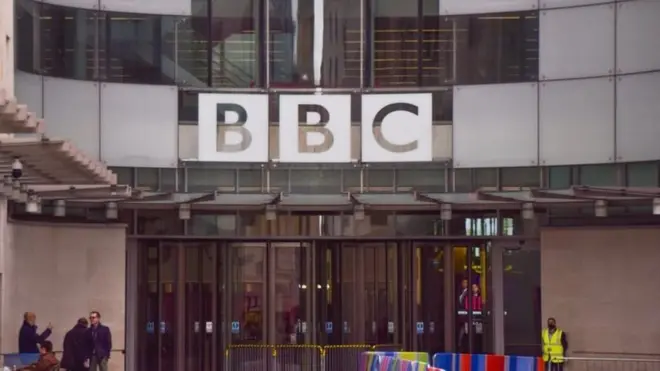 بی‌بی‌سی می‌گوید که تهدیدات علیه روزنامه‌نگاران بخش فارسی این رسانه موجب ده تا در مواردی منجر به دخالت پلیس برای محافظت شود