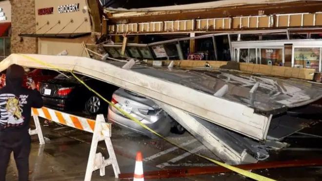 قال سكان رولينج فورك، وهي بلدة صغيرة غرب ولاية ميسيسيبي، إن إعصاراً تسبب في تكسير النوافذ وتم الإبلاغ عن الأضرار في المنطقة