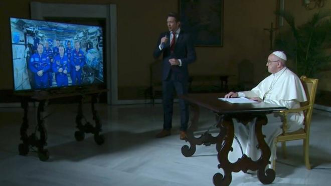 Папа римский Франциск во время разговора с космонавтами МКС