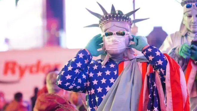 纽约时代广场戴口罩的街头表演者