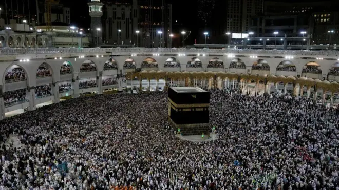 علقت السلطات السعودية إجراءات رحلات العمرة للحد من انتشار فيروس كورونا