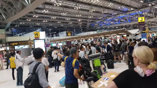 ผู้เสียหายกรณีหลอกซื้อทัวร์ญี่ปุ่นตกค้างที่สนามบินสุวรรณภูมิคืนวันที่ 11 เม.ย.กว่า 1,000 คน