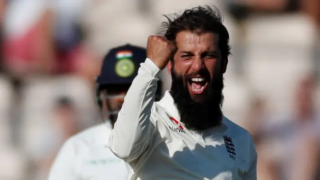 انگلینڈ کی جانب سے معین علی نے شاندار بولنگ کرتے ہوئے اس میچ میں 9 وکٹیں حاصل کیں