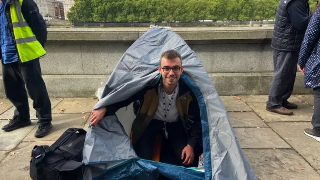 BBC 기자 크리스티안 존슨은 웨스트민스터홀에 가장 먼저 들어가기 위해 길에서 밤을 새운 사람들과 합류했다