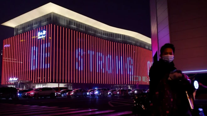 Be Strong - Güçlü ol yazan ışıklar.