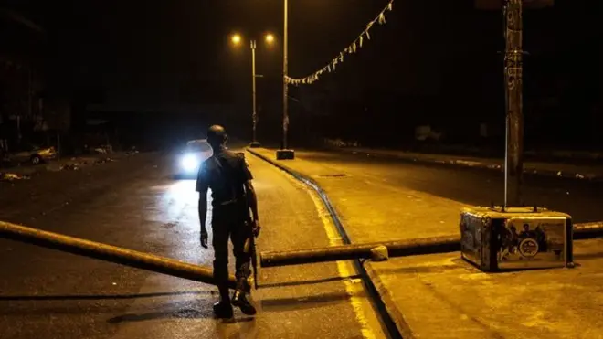 Police encourage pipo for check point to throway smile give officers